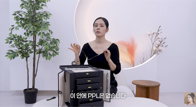 한가인이 23년간 모아온 주얼리 컬렉션을 공개하며 협찬 및 간접광고의혹에 선을 그었다. / 유튜브 채널 '자유부인 한가인'