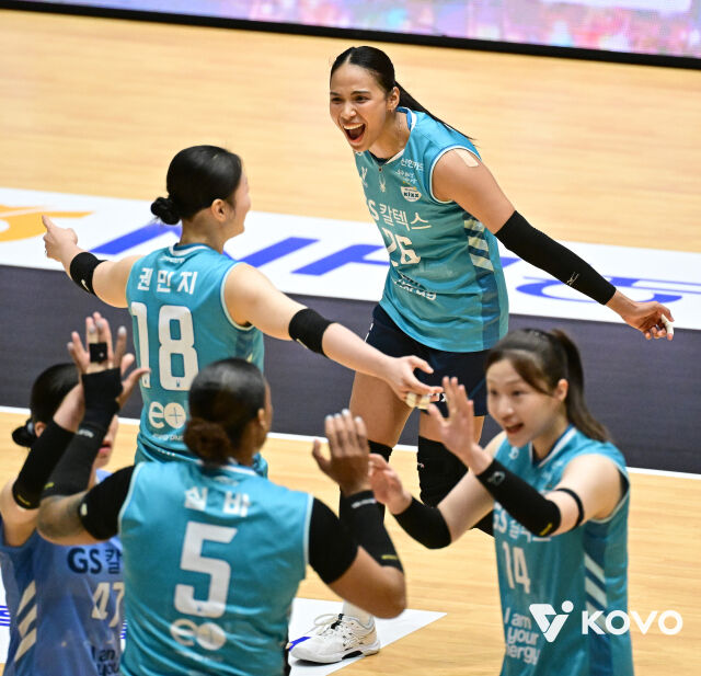 GS칼텍스 타나차가 지난 12일 열린 한국도로공사와 2026 프로배구 컵대회 B조 조별리그 첫 경기 도중 공격 성공 후 팀 동료들과 함께 기뻐하고 있다./한국배구연맹(KOVO) 제공