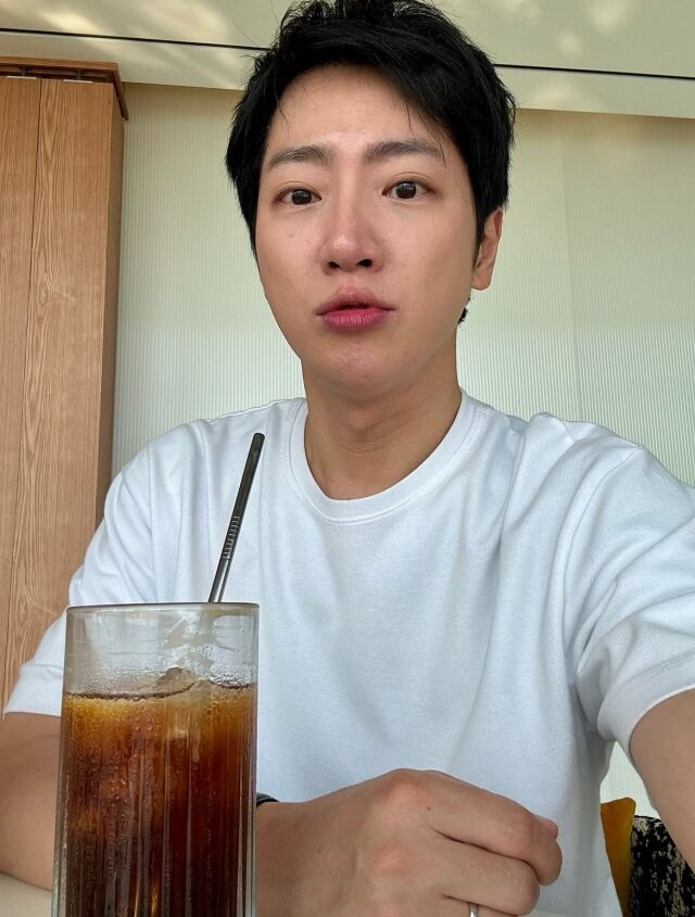 이상엽이 오랜만에 SNS 활동을 재개하며 팬들에게 반가운 근황을 알렸다. / 이상엽 SNS