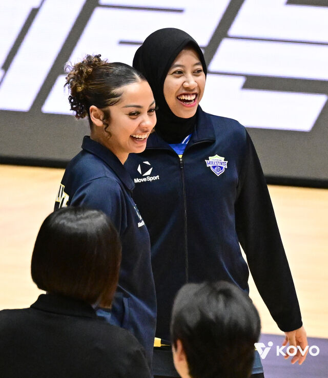 현대건설 메가(오른쪽)와 조던이 16일 열리는 GS칼텍스와 2026 프로배구 컵대회 여자부 B조 조별리그 최종전에 앞서 코트로 나와 몸을 풀며 팀동료와 함께 환하게 미소짓고 있다./한국배구연맹(KOVO) 제공