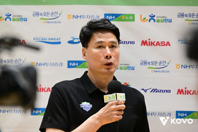 강성형 현대건설 감독이 16일 열리는 GS칼텍스와 2026 프로배구 컵대회 여자부 B조 조별리그 최종전에 앞서 중계방송사와 인터뷰를 진행하고 있다./한국배구연맹(KOVO) 제공