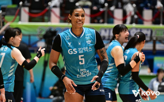 GS칼텍스 실바가 지난 14일 열린 한국도로공사와 2026 컵대회 경기 도중 공격 성공 후 동료 선수들과 함께 기뻐하고 있다./한국배구연맹(KOVO) 제공