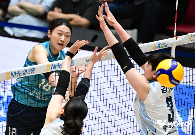 GS칼텍스 권민지가 14일 열린 한국도로공사와 2026 컵대회 경기 도중 공격을 시도하고 있다./한국배구연맹(KOVO) 제공