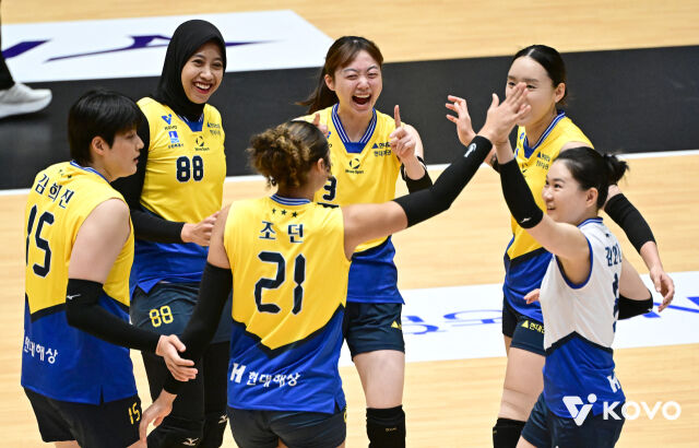현대건설 선수들이 16일 열린 GS칼텍스와 2026 프로배구 컵대회 B조 조별리그 마지막 경기에서 공격 성공 후 환호하고 있다./한국배구연맹(KOVO) 제공
