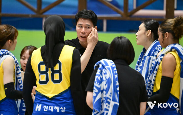 강성형 현대건설 감독이 16일 열린 GS칼텍스와 2026 프로배구 컵대회 B조 조별리그 마지막 경기 타임아웃 도중 선수들과 이야기를 나누고 있다./한국배구연맹(KOVO) 제공
