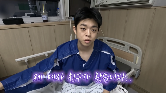 그리가 십자인대 파열로 수술을 받은 가운데, 병문안을 온 여자친구와 결혼식에 대한 이야기를 나눠 눈길을 끌었다. / 유튜브 채널 '김그리'