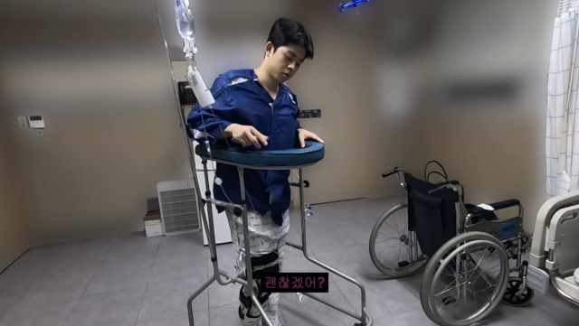 그리가 십자인대 파열로 수술을 받은 가운데, 병문안을 온 여자친구와 결혼식에 대한 이야기를 나눠 눈길을 끌었다. / 유튜브 채널 '김그리'