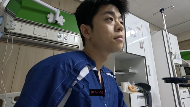 그리가 십자인대 파열로 수술을 받은 가운데, 병문안을 온 여자친구와 결혼식에 대한 이야기를 나눠 눈길을 끌었다. / 유튜브 채널 '김그리'