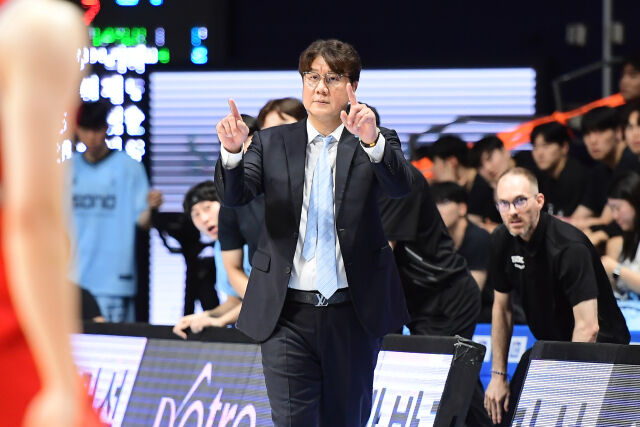손창환 고양 소노 감독이 16일 고양소노아레나에서 열린 울산 현대모비스와의 홈 경기에서 선수들에게 작전 지시하고 있다./KBL 제공