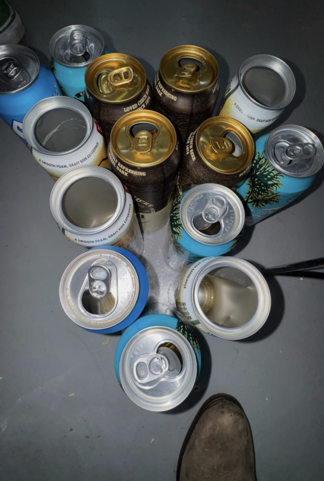 지민이 환자복을 입은 사진과 함께 다량의 맥주캔이 담긴 사진을 공개해 팬들의 걱정을 사고 있다. / 지민 SNS
