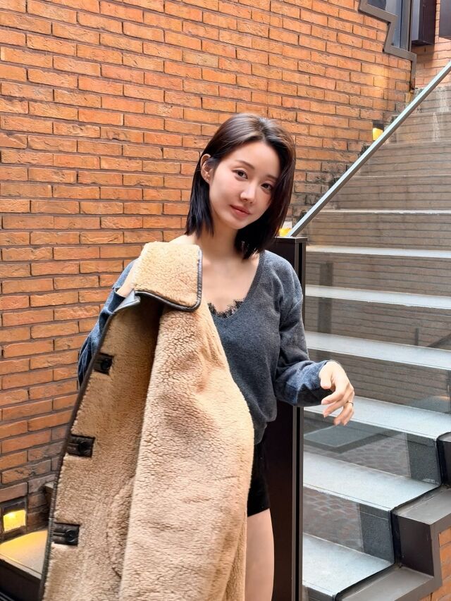 한그루가 쌀쌀해진 날씨에도 과감한 패션을 선보이며 근황을 공개했다. / 한그루 SNS