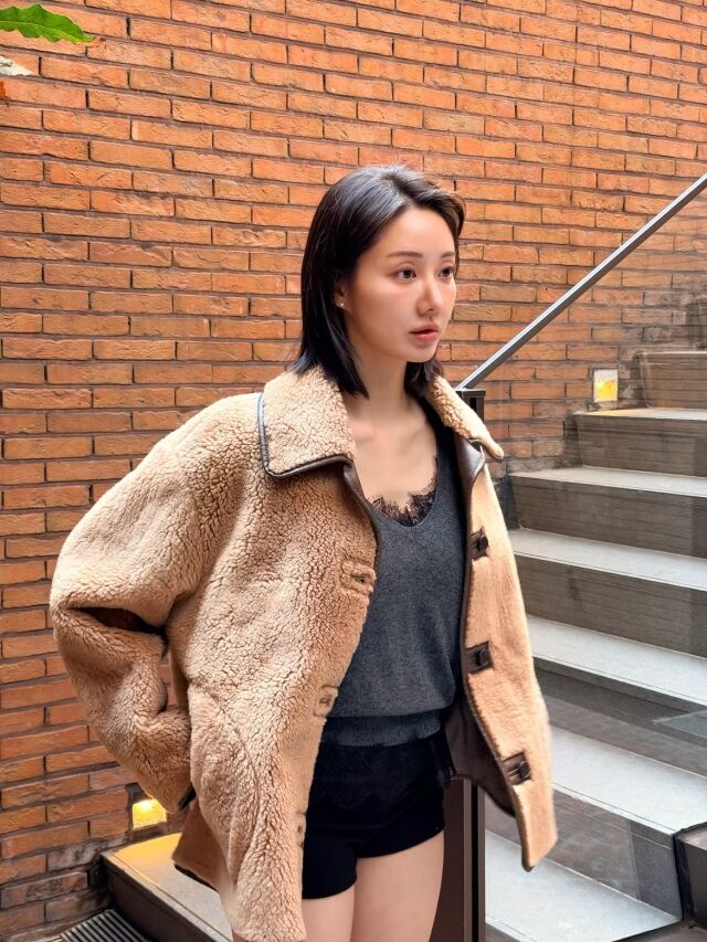 한그루가 쌀쌀해진 날씨에도 과감한 패션을 선보이며 근황을 공개했다. / 한그루 SNS