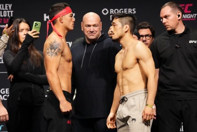 서로를 바라보는 유수영(오른쪽)과 코반첵(왼쪽). /UFC 제공