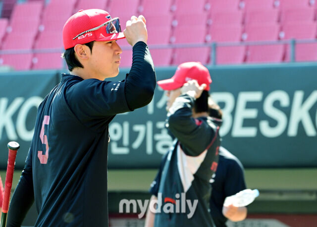KIA 타이거즈 김도영이 17일 오후 광주 기아챔피언스필드에서 진행되는 '2026 신한 SOL KBO리그 포스트시즌' LG 트윈스와의 준플레이오프 1차전에 앞서 훈련을 하고 있다./광주=곽경훈 기자