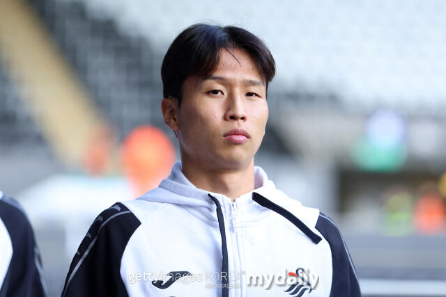 영국 'BBC에 따르면 엄지성(스완지 시티)에게 인종차별적 발언을 한 의혹을 받고 있는 남성이 경찰에 체포됐다./게티이미지코리아