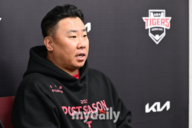 KIA 타이거즈 이범호 감독이 17일 오후 광주 기아챔피언스필드에서 진행되는 '2026 신한 SOL KBO리그 포스트시즌' LG 트윈스와의 준플레이오프 1차전에 앞서 취재진과 인터뷰를 하고 있다./광주=곽경훈 기자