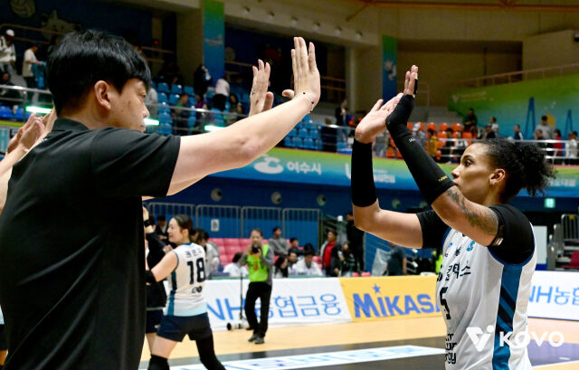 이영택 GS칼텍스 감독이 지난 16일 열린 현대건설과 2026 컵대회 여자부 B조 조별리그 경기에서 승리를 거둔 뒤 '주포'인 실바와 손바닥을 마주치고 있다./한국배구연맹(KOVO) 제공