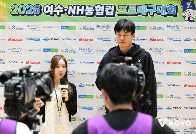 이영택 GS칼텍스 감독이 17일 열리는 흥국생명과 2026 컵대회 여자부 준결승 1경기를 앞두고 중계방송사와 인터뷰를 진행하고 있다./한국배구연맹(KOVO) 제공