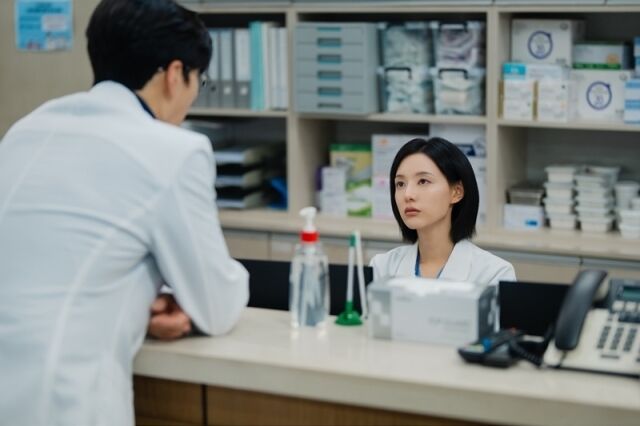 장승조가 김지원에게 수상한 호의를 베풀기 시작하면서 두 사람 사이에 묘한 긴장감이 감돈다. / SBS '닥터X : 하얀 마피아의 시대'