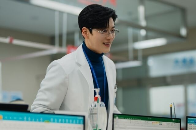 장승조가 김지원에게 수상한 호의를 베풀기 시작하면서 두 사람 사이에 묘한 긴장감이 감돈다. / SBS '닥터X : 하얀 마피아의 시대'