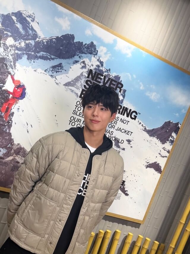 박보검이 평소의 부드러운 이미지와는 사뭇 다른 탄탄한 근육질 몸매를 공개해 이목을 집중시켰다. / 박보검 SNS