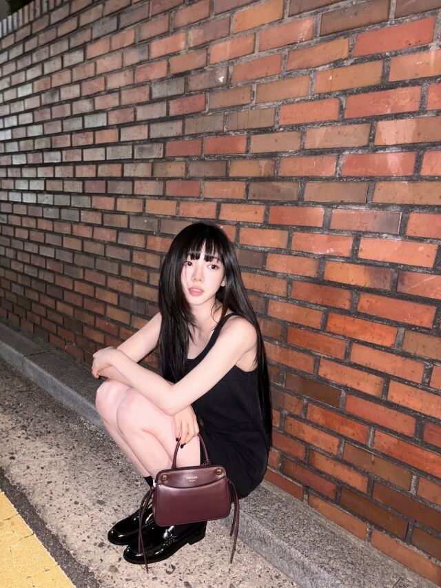카리나가 가을 감성을 담은 일상 사진으로 눈길을 사로잡았다. / 카리나 SNS