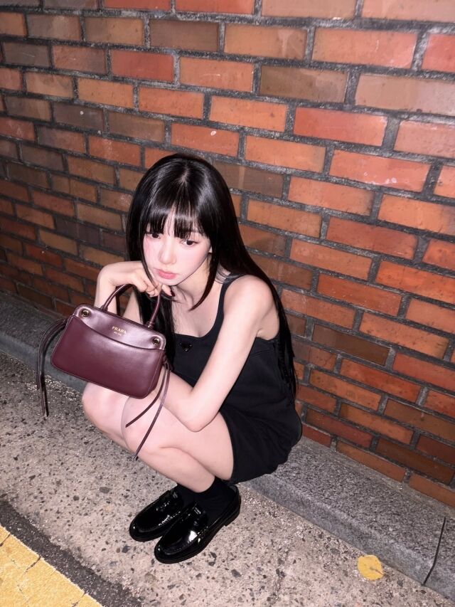 카리나가 가을 감성을 담은 일상 사진으로 눈길을 사로잡았다. / 카리나 SNS