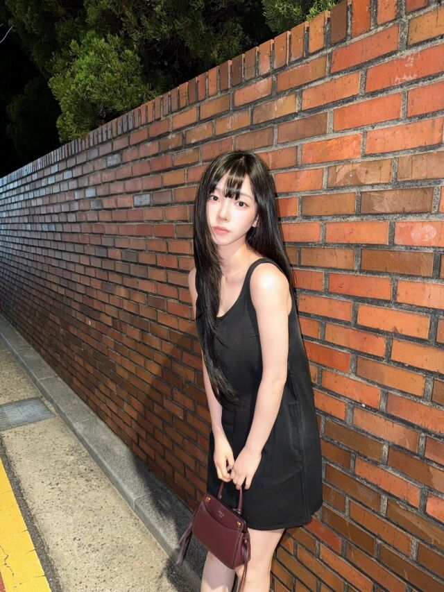 카리나가 가을 감성을 담은 일상 사진으로 눈길을 사로잡았다. / 카리나 SNS