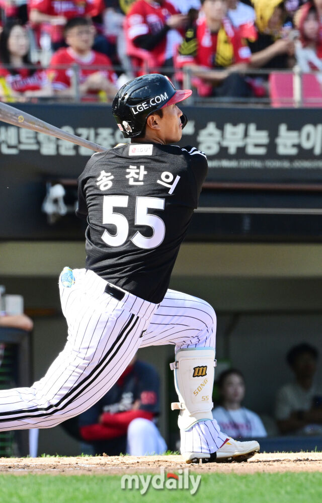 17일 오후 광주 기아챔피언스필드에서 진행된 '2026 신한 SOL KBO리그 포스트시즌' 준플레이오프 1차전 KIA 타이거즈와 LG트윈스의 경기. LG 송찬의가 2회초 2사 KIA 선발 네일을 상대로 선제 솔로포를 때리고 있다./광주=곽경훈 기자