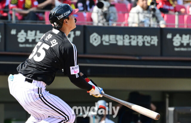 17일 오후 광주 기아챔피언스필드에서 진행된 '2026 신한 SOL KBO리그 포스트시즌' 준플레이오프 1차전 KIA 타이거즈와 LG트윈스의 경기. LG 송찬의가 2회초 2사 KIA 선발 네일을 상대로 선제 솔로포를 때리고 있다./광주=곽경훈 기자