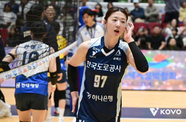 한국도로공사 강소휘가 지난 14일 열린 현대건설과 2026 컵대회 조별리그 현대건설을 마친 뒤 벤치로 들어오고 있다./한국배구연맹(KOVO) 제공