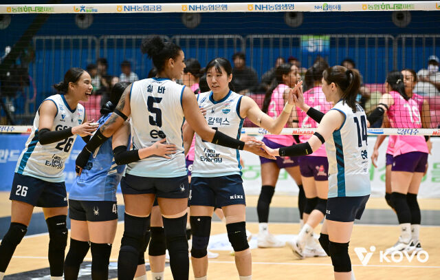 GS칼텍스 실바가 17일 열린 흥국생명과 2026 프로배구 컵대회 준결승전 도중 공격 득점 후 팀동료들과 함께 기뻐하고 있다./한국배구연맹(KOVO) 제공