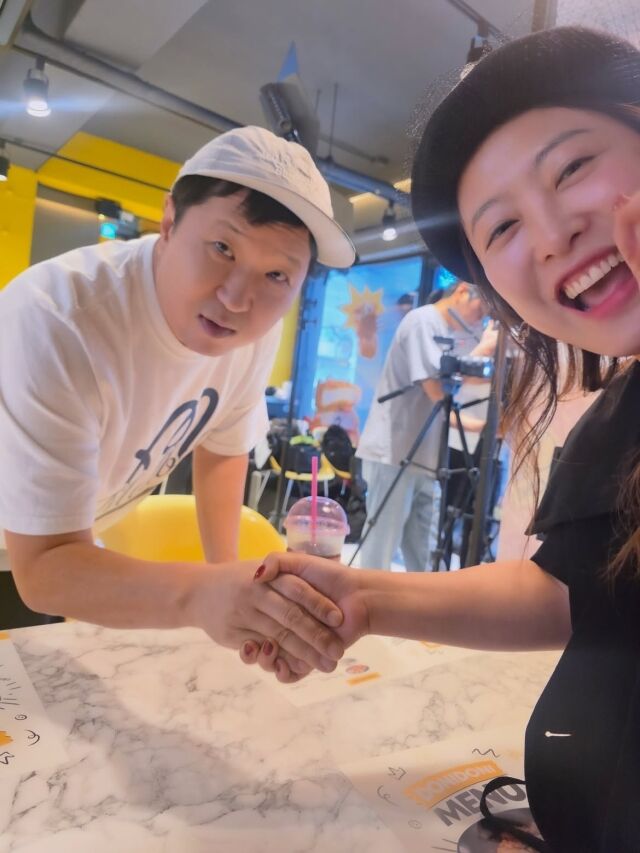 정형돈이 13년 만에 돈까스 사업에 재도전한 가운데, 새롭게 문을 연 매장에 동료 연예인들의 발길이 이어지고 있다. / 심진화 SNS