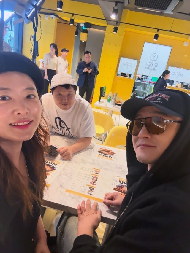 정형돈이 13년 만에 돈까스 사업에 재도전한 가운데, 새롭게 문을 연 매장에 동료 연예인들의 발길이 이어지고 있다. / 심진화 SNS