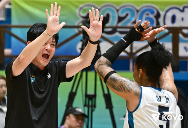 GS칼텍스 실바가 17일 열린 2026 프로배구 컵대회 흥국생명과 준결승전에서 팀 승리가 확정된 뒤 이영택 감독과 손바닥을 마주치며 기뻐하고 있다./한국배구연맹(KOVO) 제공