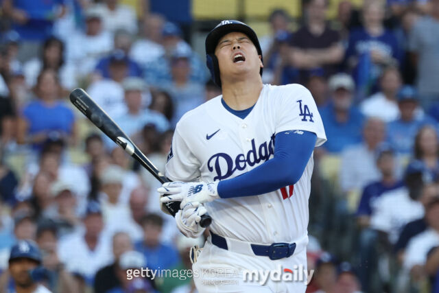 오타니가 16일 밀워키와 NLCS 4차전에서 파울을 치고 아쉬워하고 있다. /게티이미지코리아