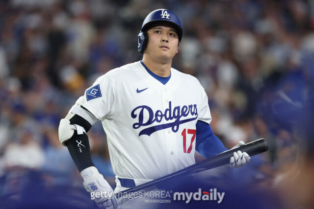 오타니가 16일 밀워키와 NLCS 4차전에서 방망이를 잡고 있다. /게티이미지코리아