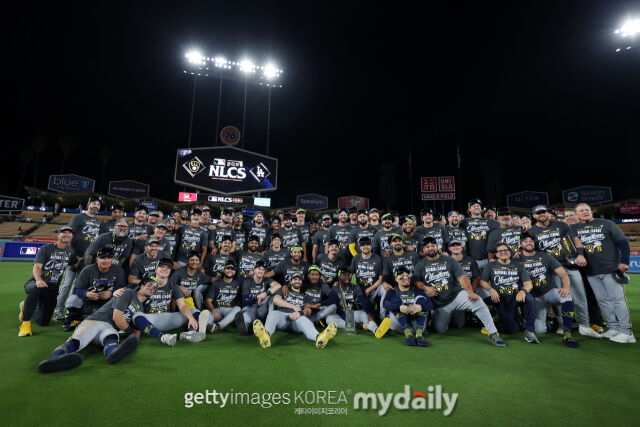 밀워키 선수들이 16일 NLCS 승리 후 기념 촬영을 하고 있다. /게티이미지코리아