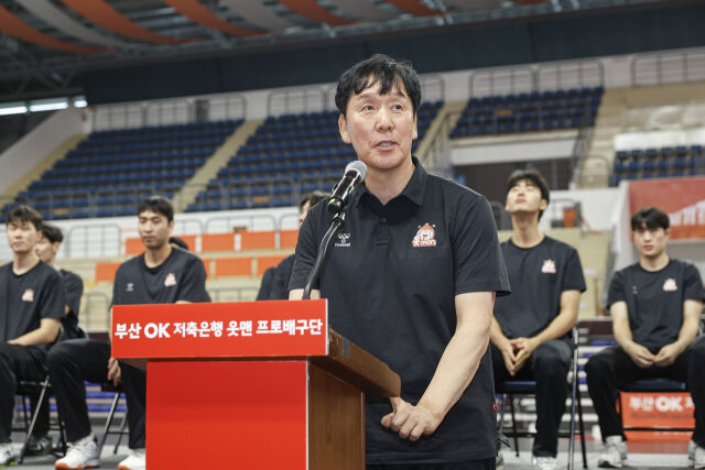 부산에서 두 번째 시즌을 맞이하는 OK저축은행의 신영철 감독./OK저축은행 제공