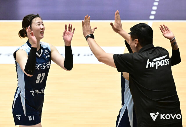 한국도로공사 강소휘가 17일 열린 2026 프로배구 컵대회 여자부 IBK기업은행과 준결승전서 세트 스코어 3-0 승리 후 김영래 감독대행과 손바닥을 마주치며 기뻐하고 있다./한국배구연맹(KOVO) 제공