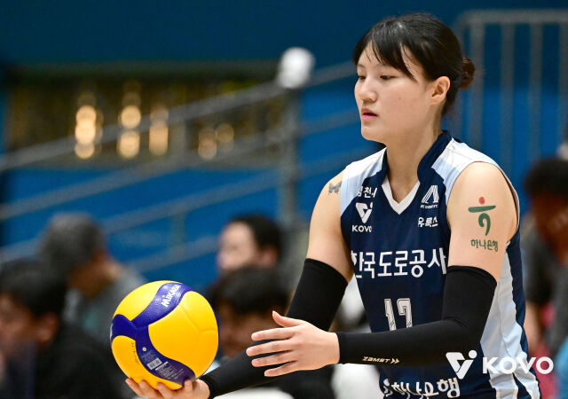 한국도로공사 김현지가 17일 열린 2026 프로배구 컵대회 여자부 IBK기업은행과 준결승전 도중 서브를 넣기 위해 준비하고 있다. 김현지는 이날 서브 에이스 2개를 성공했다./한국배구연맹(KOVO) 제공