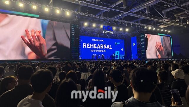 17일 경기 고양시 킨텍스 제2전시장 9홀에서 열린 ‘슈퍼라이브 스테이지’에 관람객들이 모여 무대 시작을 기다리고 있다. /정수미 기자