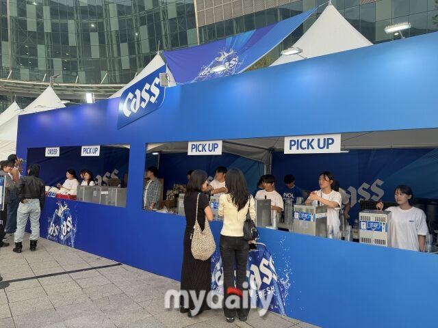 카스 브랜드 부스에서 관람객들이 맥주를 구매하고 있다. /정수미 기자