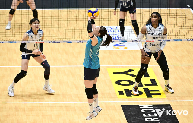 GS칼텍스 세터 김지원이 지난 12일 열린 한국도로공사와 2026 프로배구 컵대회 B조 조별리그 경기 도중 패스(토스)를 보내고 있다./한국배구연맹(KOVO) 제공