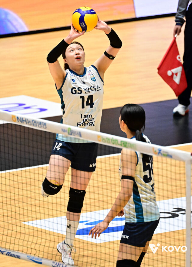 GS칼텍스 세터 김지원이 지난 16일 열린 현대건설과 2026 프로배구 컵대회 B조 조별리그 경기 도중 속공 패스를 시도하고 있다./한국배구연맹(KOVO) 제공