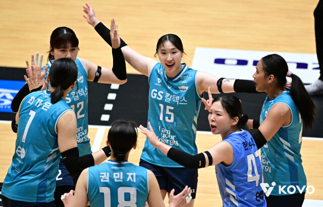 GS칼텍스 세터 박사랑이 지난 12일 열린 한국도로공사와 2026 프로배구 컵대회 B조 조별리그 경기 도중 팀 공격이 성공하자 동료 선수들과 함께 기뻐하고 있다./한국배구연맹(KOVO) 제공
