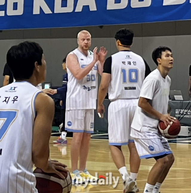 하늘정형외과가 17일 연세대학교 신촌캠퍼스 체육관에서 열린 2026 KBA D3 디비전리그 11라운드 SYBC와의 맞대결을 앞두고 훈련하고 있다./연세대=디코트크루 이정민