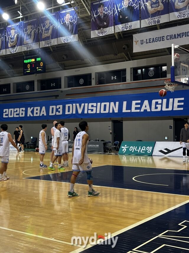 하늘정형외과가 17일 연세대학교 신촌캠퍼스 체육관에서 열린 2026 KBA D3 디비전리그 11라운드 SYBC와의 맞대결을 앞두고 훈련하고 있다./연세대=디코트크루 이정민
