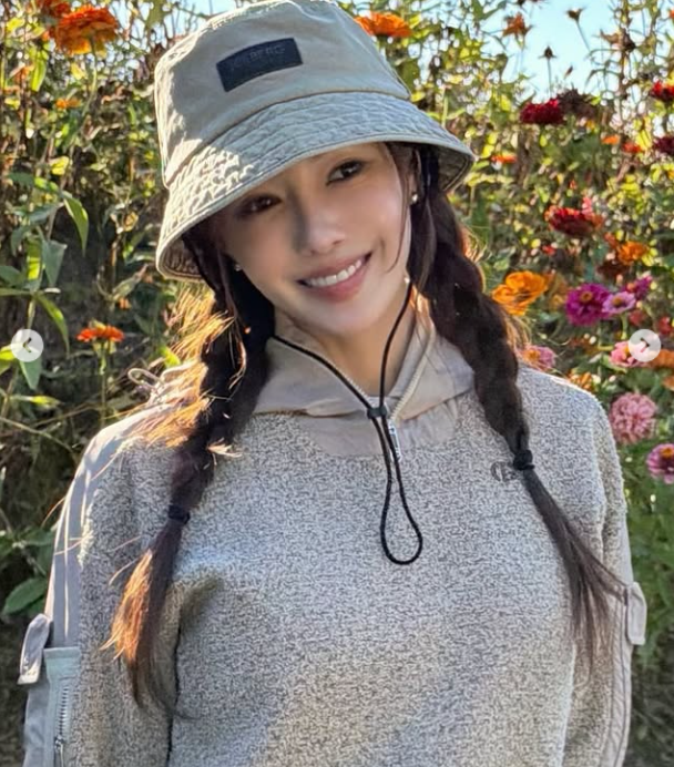 효민은 지난 16일 자신의 SNS를 통해 골프 대회에 초청받아 다녀온 근황을 알렸다. 공개된 사진 속 효민은 푸른 필드를 배경으로 특유의 상큼한 매력을 발산했다. /효민 소셜미디어