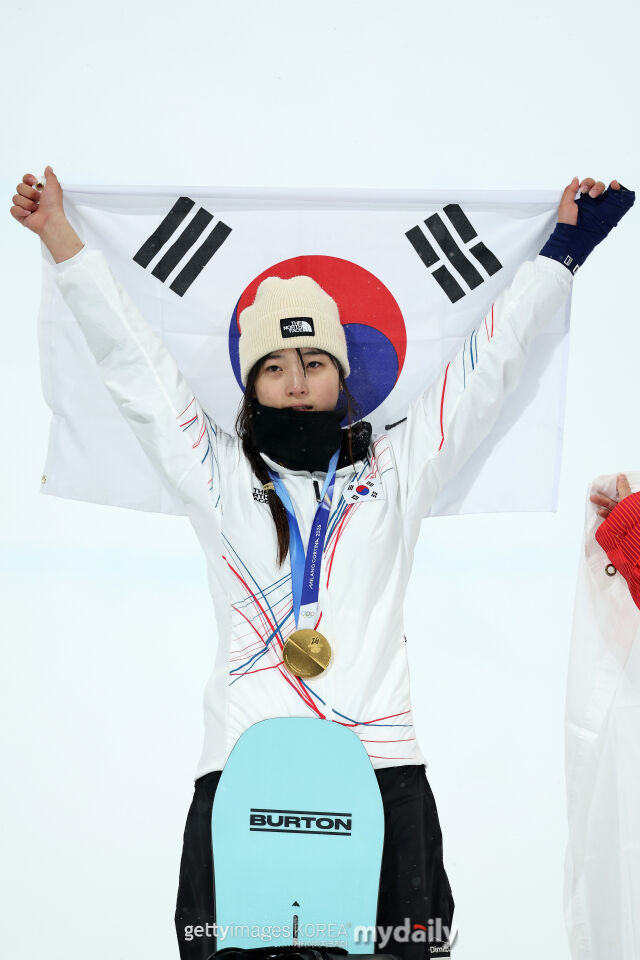 2026 밀라노 코르티나담페초 동계올림픽 스노보드에서 금메달을 획득한 뒤 시상식에 참가하고 있는 최가온./게티이미지코리아